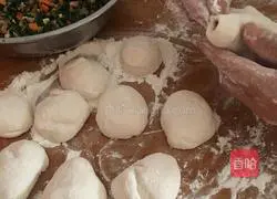 Illustration of how to make rice dumplings in the south (called leek box in the north) 8