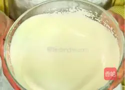 Illustration of how to make strawberry cheese mousse 9