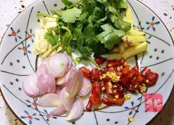 Illustration of how to make spicy stir-fried clams 3