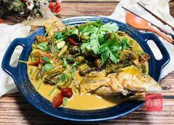Illustration of how to cook Wuchang fish stewed with pickled cabbage 11