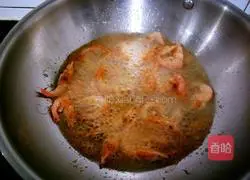 Illustration of how to eat two small river shrimps 5