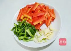 Illustration of how to stir-fry steak with green pepper and carrot 2