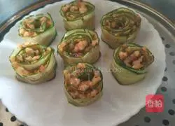 Illustration of how to make steamed chicken and cucumber rolls 7