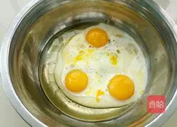 Illustration of how to make chiffon cream cake roll 2