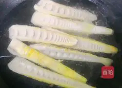 Illustration of how to make beef stew with spring bamboo shoots in casserole 14