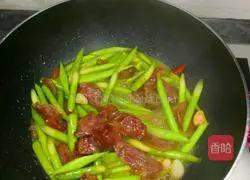 Illustration of how to make fried sausage with bamboo shoots 6