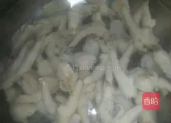 Illustration of how to make Sichuan pickled pepper chicken feet 1