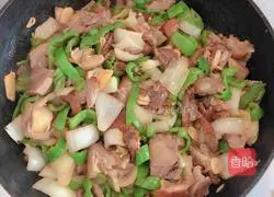 Illustration of how to make stir-fried elbow pork with pepper 8