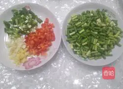 Illustration of how to stir-fry pork belly with garlic sprouts and peanuts 3