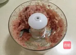 Homemade Illustration of how to make fish balls 1