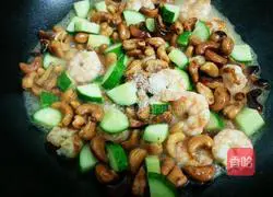 Illustration of how to make fried shrimps with cashews 8