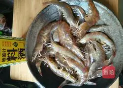 Illustration of how to make prawns in tomato sauce 3