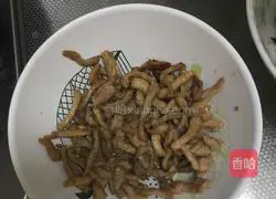 Illustration of how to make homemade fish-flavored shredded pork 3