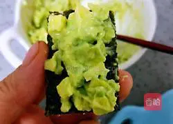 Illustration of how to make avocado and seafood salad 12