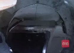 Illustration of how to make fried rice noodles with seafood, mushrooms and shredded pork 6