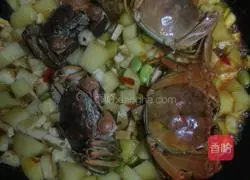 Illustration of how to cook hairy crabs braised in Babao chili sauce 2