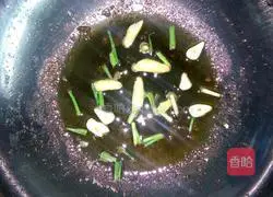 Illustration of how to make crispy braised crucian carp 6