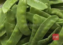 Illustration of how to make fried sausage with snow peas 3