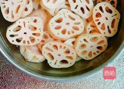 Illustration of how to make fried lotus root slices 3