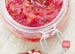 Illustration of how to make a jar of tomato sauce full of