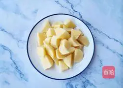 Illustration of how to make salmon sausage and baked potatoes 6