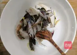 Illustration of how to make swimming crab braised rice cake 5