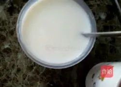 Illustration of how to make white and black yogurt mousse 9
