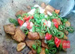 Illustration of how to make Xiangxi stir-fried pork 9