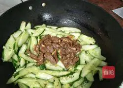 Cucumber Illustration of how to make stir-fried beef 9