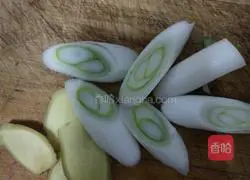 Illustration of how to make oily fish stewed with prawns 1