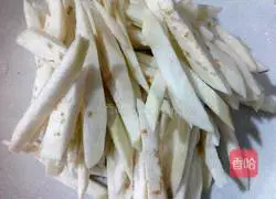 Illustration of how to stir-fry eggplant shreds 1