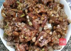 Illustration of how to make steamed pork ribs with black bean sauce 10