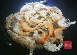 Illustration of how to make salt and pepper shrimp 3