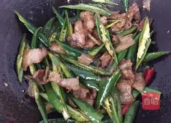 Illustration of how to make fried pork with Hangzhou pepper 9