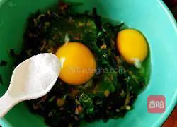 Illustration of how to make scrambled eggs with dandelion 5