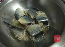 Illustration of how to make sardines in tomato sauce 3