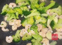 Illustration of how to make fried shrimps with broccoli 7