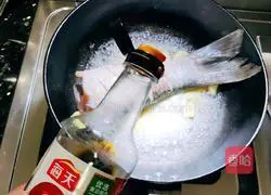 Illustration of how to make grass carp and roasted taro 4