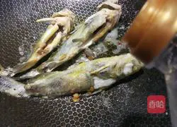 Illustration of how to cook poached eggs with yellow yatou 9