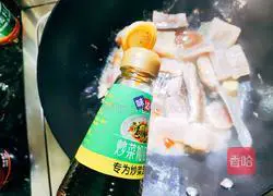 Illustration of how to cook salted fish and roasted peanuts 7