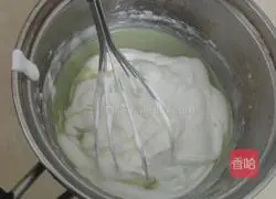 Illustration of how to make matcha jelly mousse 9