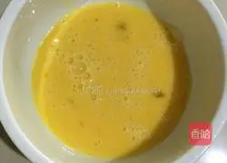 Illustration of how to make fried eggs with diced leeks 2