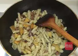 Illustration of how to make fried pasta with potatoes and sausage 7