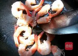 Illustration of how to make fried shrimps with celery and ginkgo 6