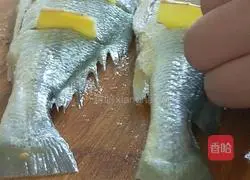Illustration of how to make steamed yellow croaker 4