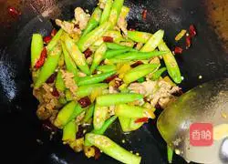 Illustration of how to make fried shredded pork with okra 6