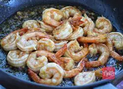 Illustration of how to make garlic and black pepper anchovies shrimp 6