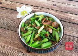 Illustration of how to make fried meat with celery 1