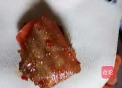 Illustration of how to make golden-wrapped twice-cooked pork 7