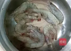 Illustration of how to make steamed prawns 1